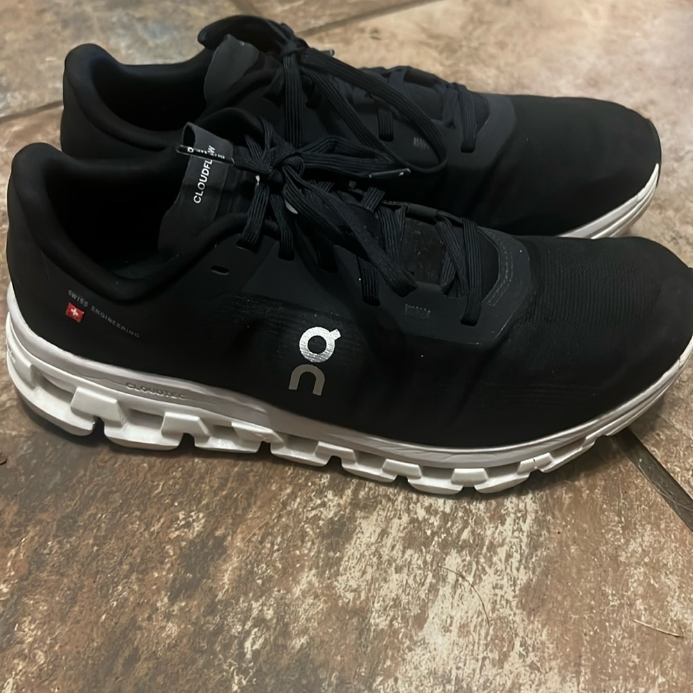 On Cloud  Cloudflow 4 Women’s Sz 9.5 like new..